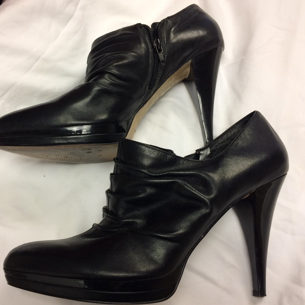 Leather 4in heels with zipper. Shiny heel.